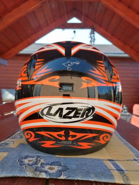 Lazer S méretű bukósisak.