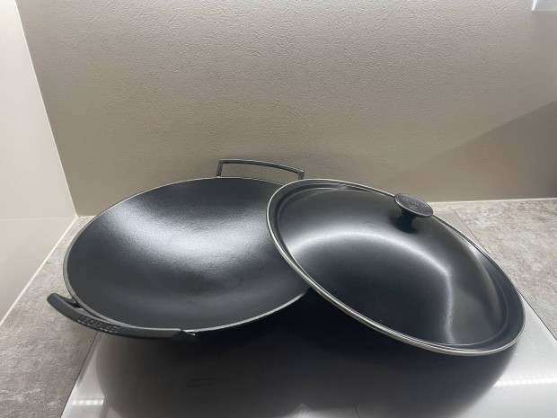 Le Creuset öntöttvas wok fedővel