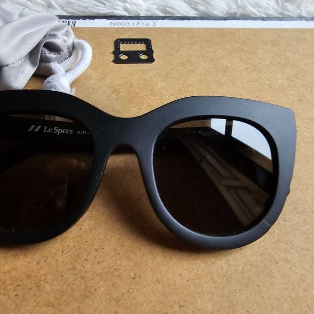 Le Specs nöi napszemüveg teljesen új gyári zsákjában