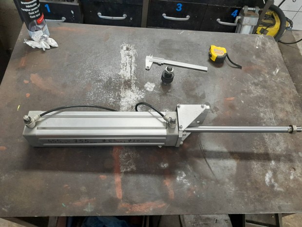 L�ghenger,  leveg� munkahenger t�bb darab. 