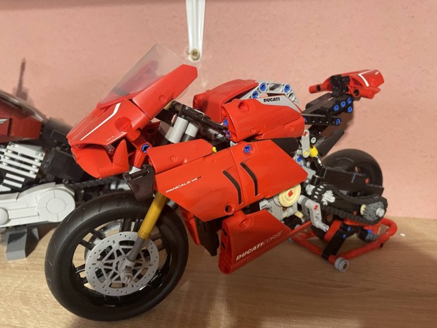 Lego 42107 Ducati Panigale V4R