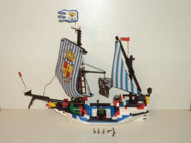 Lego 6280 Armada Flagship, Pirates