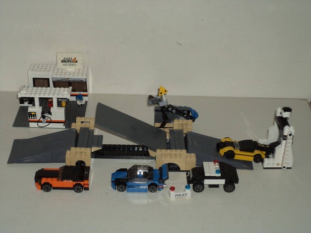 Lego 8135 Bridge Chase, Racers