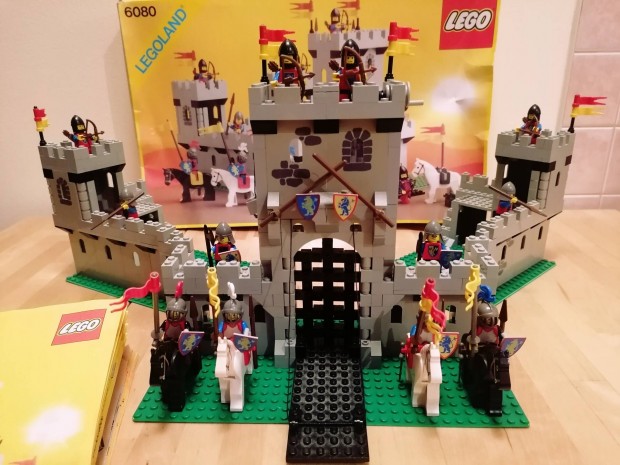Lego Castle 6080 vár dobozában, eredeti leírással 