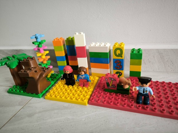 Lego Duplo vegyes szettben, nagy alaplapokkal, kocka, fa, figura