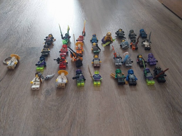 Lego Ninjago minifigurk (32 db)