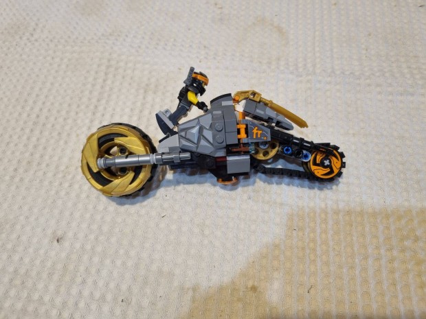 Lego Ninjago motor figurval.Cole terepmotorja (70672)