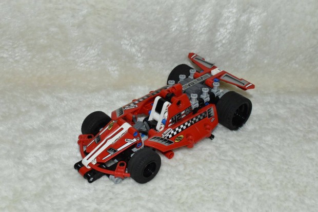 Lego Technic 42011 (Piros versenyaut)