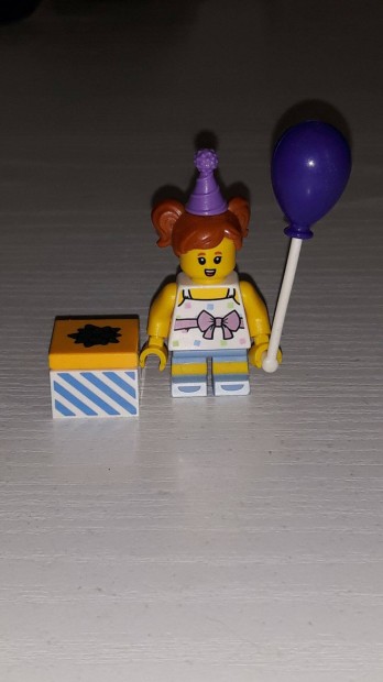 Lego figura - Kislny bohc jelmezben lufival ajndkdobozzal