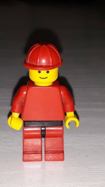 Lego figura - piros baseballsapks emberke