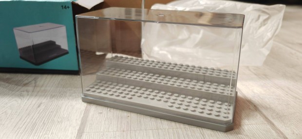 Lego figura tartó lépcsős műanyag vitrin display