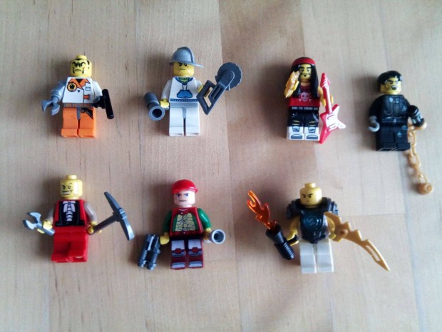 Lego figurk kt fegyverrel 1300.-Ft/darab