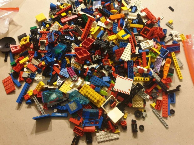 Lego vegyesen elad