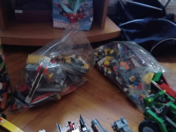 Legok elad egybe mind nagyon sok Lego mlesztve 