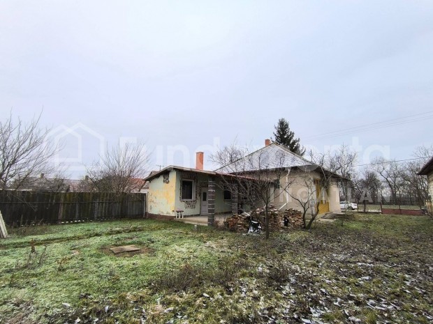 Lehet�s�g K�tp�n form�lhat� csal�di h�z nagy telekkel