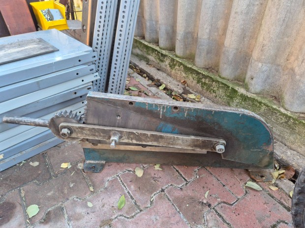 Lemez v�g� oll�