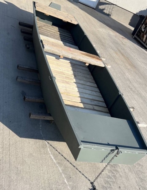 Lemezcs�nak 4 m�ter sz�les �s 1 m�ter hossz� 