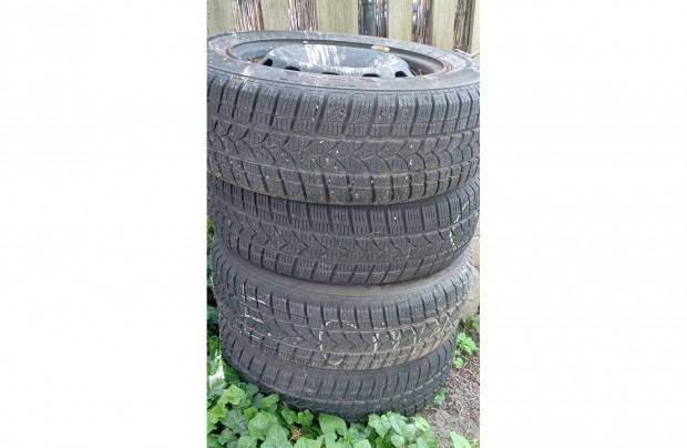 Lemezfelni 15x195x65 Ford C Max téli gumival együtt 4db eladó