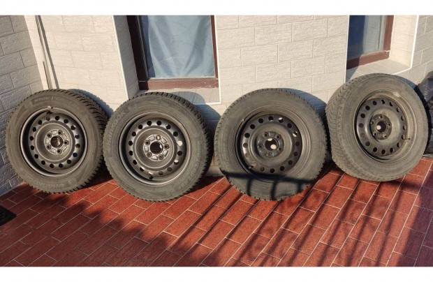 Lemezfelni tligumival 5x114,3 et40 15"Nissan