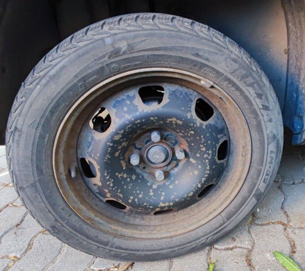 Lemezfelni téligumival Peugeot