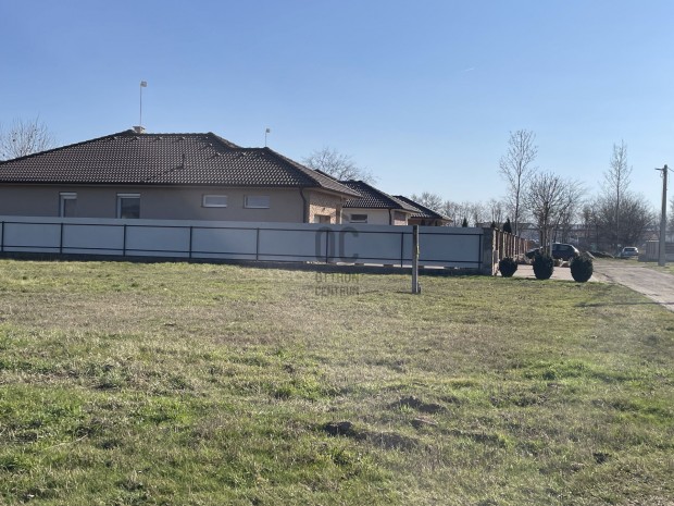 Lenc-telepen nagy m�ret� �p�t�si sarok telek elad�