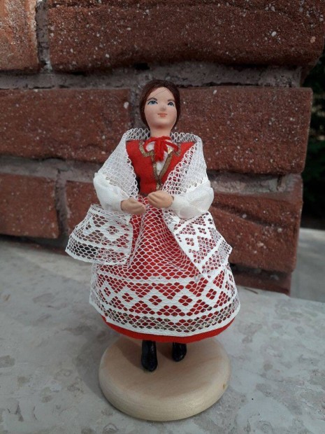 Lengyel népviseletes baba