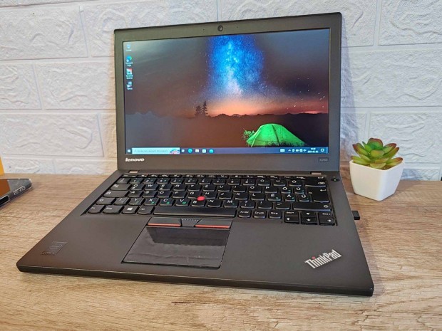 Lenovo Thinkpad X250 Ultrabook Fekete(12,5" / Intel i5 / 8GB RAM / 256