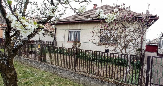 Lenti csendes utcjban csaldi hz elad