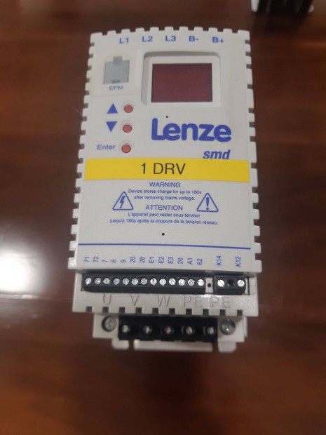 Lenze Esmd751L4Txa frekvenciavlt Input 3/PE AC Output 0,75KW