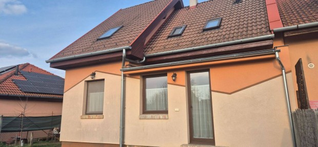 Lenztelep sz�l�n 5+2 szob�s csal�di h�z elad�