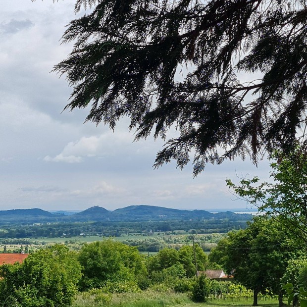 Lesencetomaj zártkerti részén panorámás telek eladó