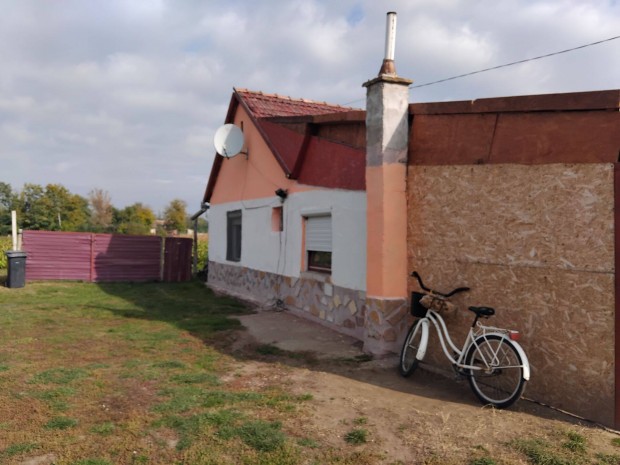 L�tav�rtes, Arany J�nos utca, 77 nm-es csal�di h�z elad�!