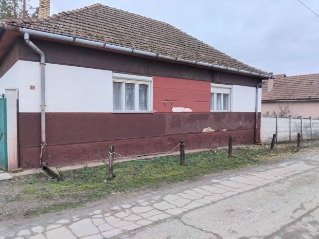 L�tav�rtes, Csokonai utca, 100 nm-es, fel�j�tand� csal�di h�z elad�!