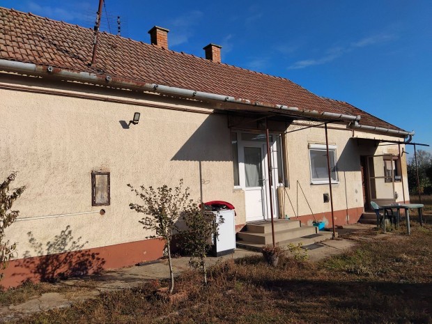 L�tav�rtes, R�k�czi utca, k�t szob�s csal�di h�z elad�!