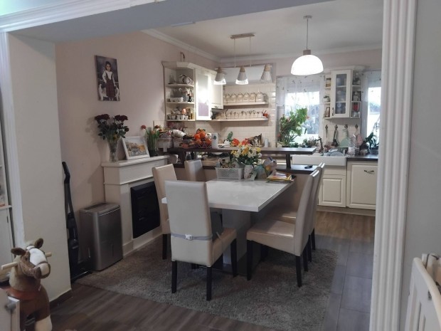 L�tav�rtes k�zponthoz k�zel, fel�j�tott csal�di h�z elad�!