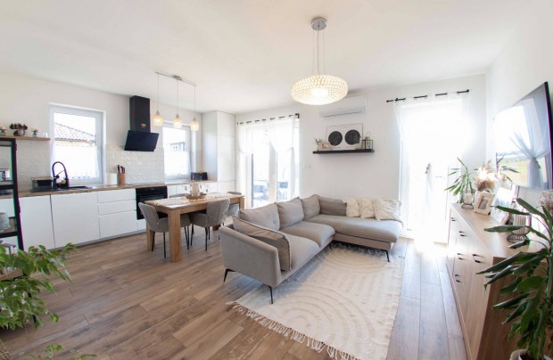 Letisztult Elegancia Nagy telekkel, Nappali + 3 Szob�val