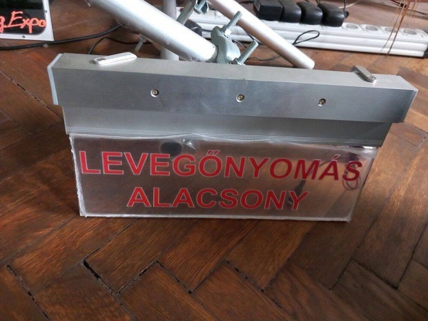 Levegnyoms alacsony felirat gravrozott tbla