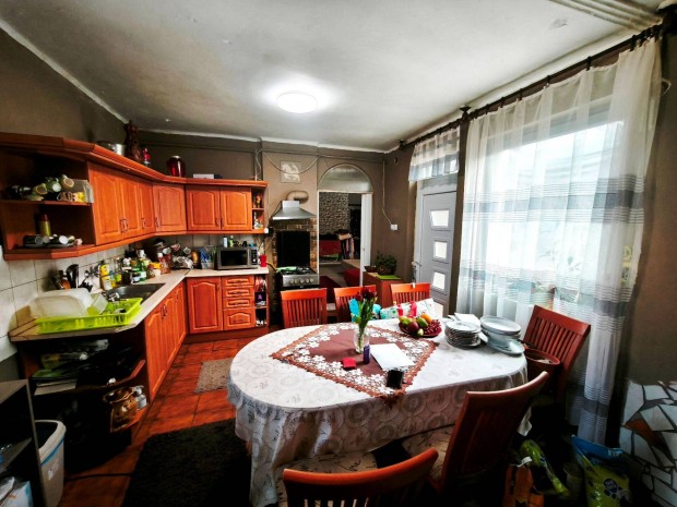 Levelek K�zponti R�sz�n Csal�di H�z Elad�