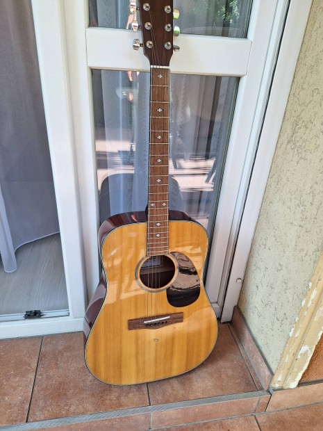 Levin akusztikus gitár