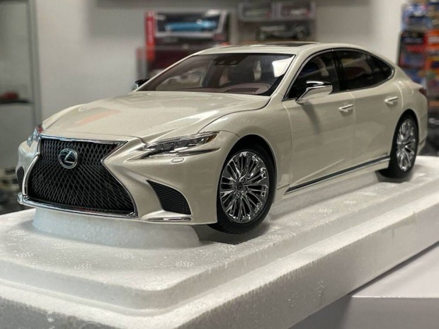 Lexus LS500H 2018 Sonic White Metallic 1:18 Autoart Composite 78866