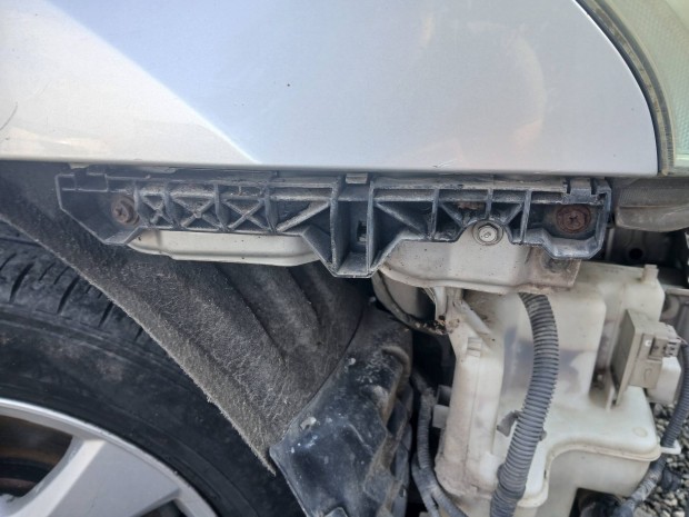 Lexus RX 400h jobb első sárvédő tartó műanyag