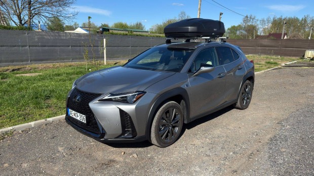 Lexus UX 250h F Sport téli-nyárigumi+vonóhorog