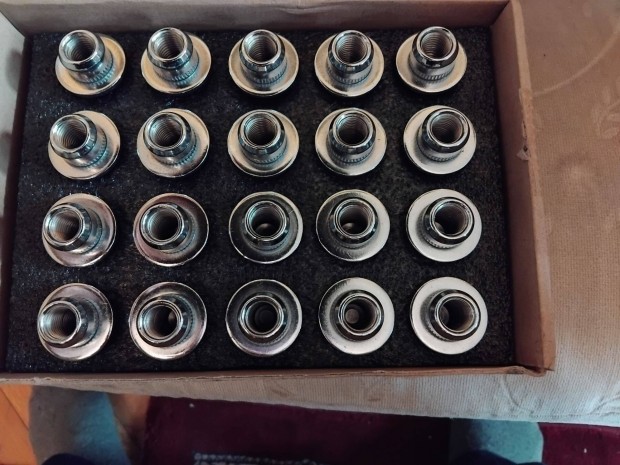 Lexus-toyota uj ker�kanya garnitura 20 db