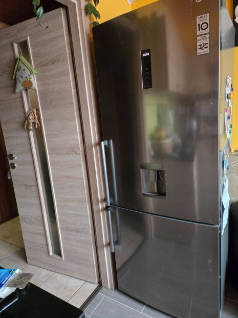 Lg újszerű jégkiszítős,italadagolós no frost hűtő,garis,wifis