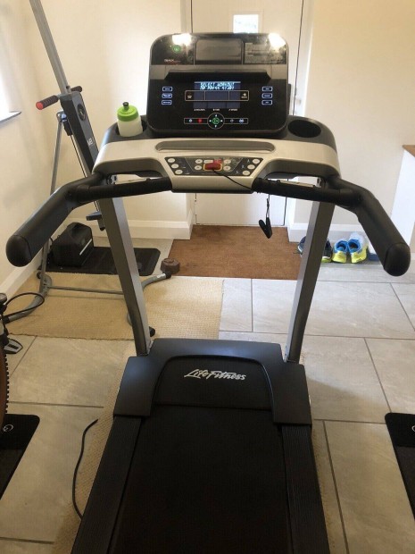 Life Fitness F3 Track Connect kijelzs felllithat futpad 1 hnap ga