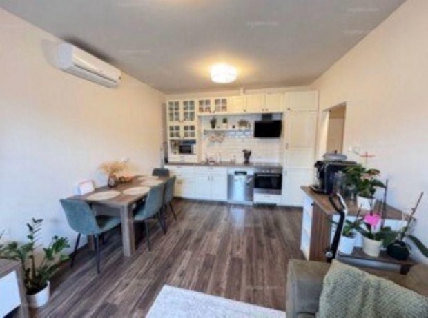 Liget lak�parkban 3 szob�s lak�s kiad�