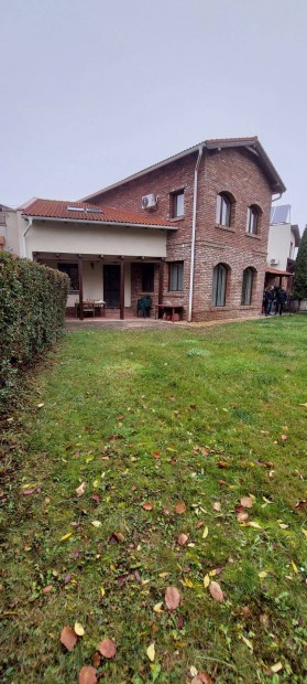 Liget lak�parkban nappali + 5 szob�s l�nch�z elad�