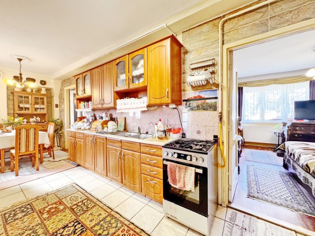 Liget t�r k�zeli csal�di h�z elad�!