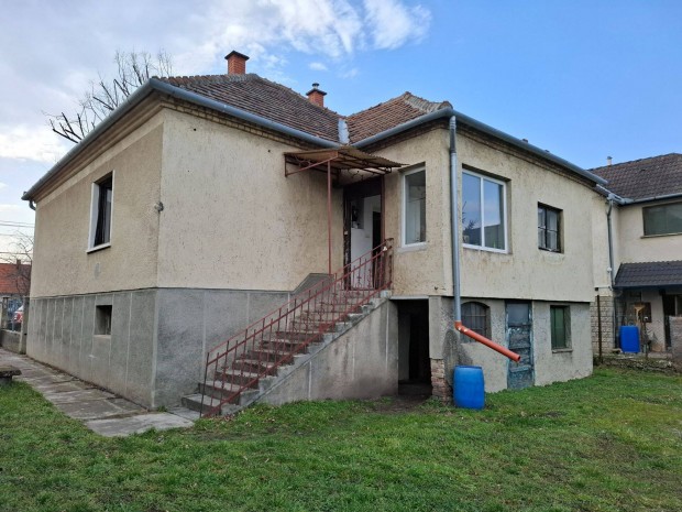 Lik�cson Fel�j�tand� Csal�di H�z Nagy Telekkel Elad�!