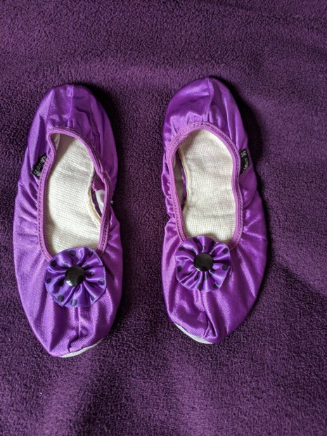 Lila balerina cipő elegancia és kényelem egy lépésben